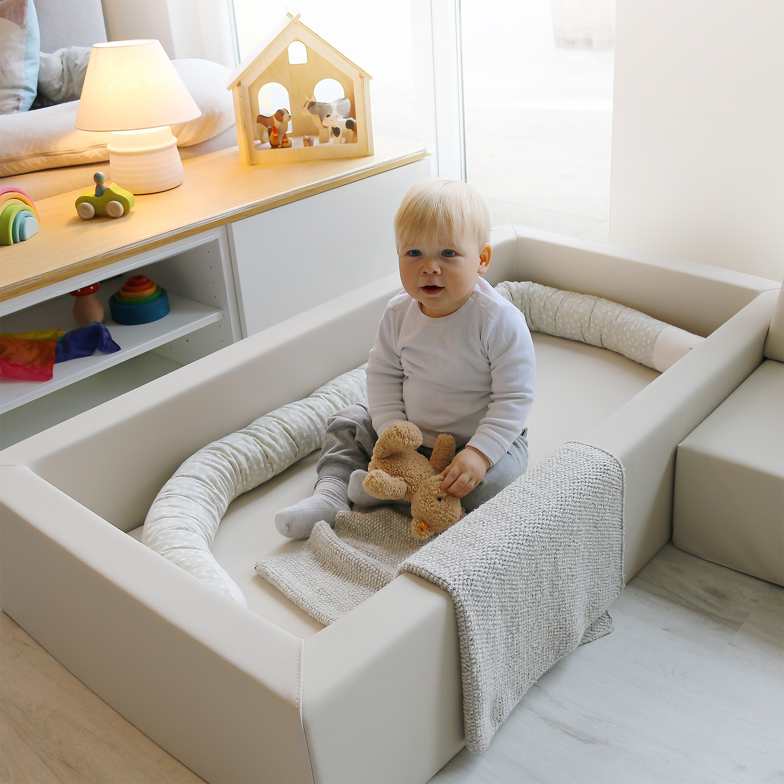 Kleinkind im Bodenbett aus Vollschaum